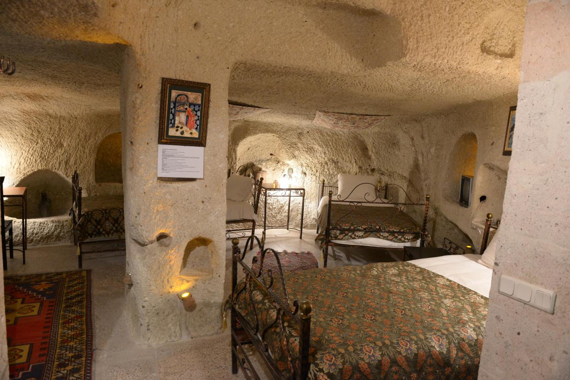 Caravanserai Cave Hotel Göreme Exterior photo
