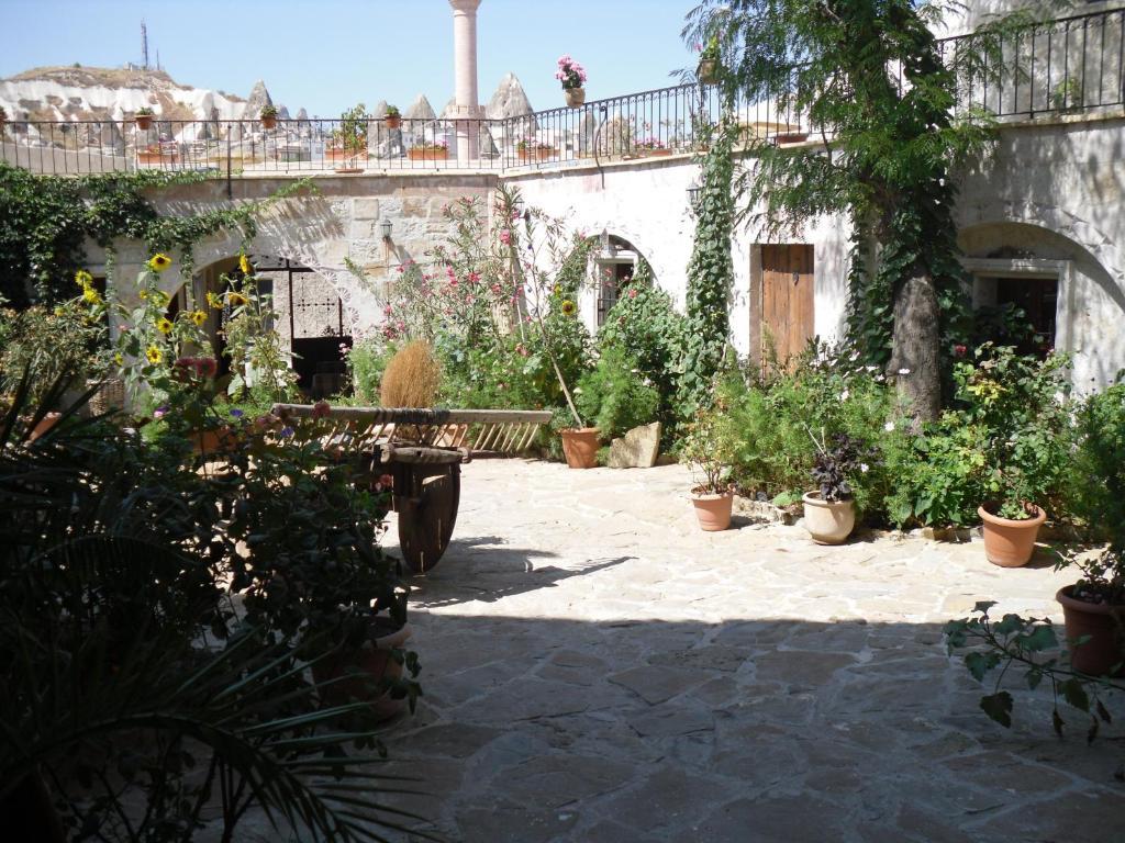 Caravanserai Cave Hotel Göreme Exterior photo