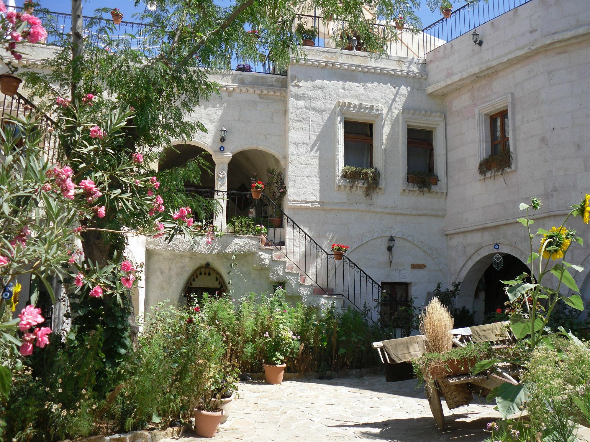 Caravanserai Cave Hotel Göreme Exterior photo